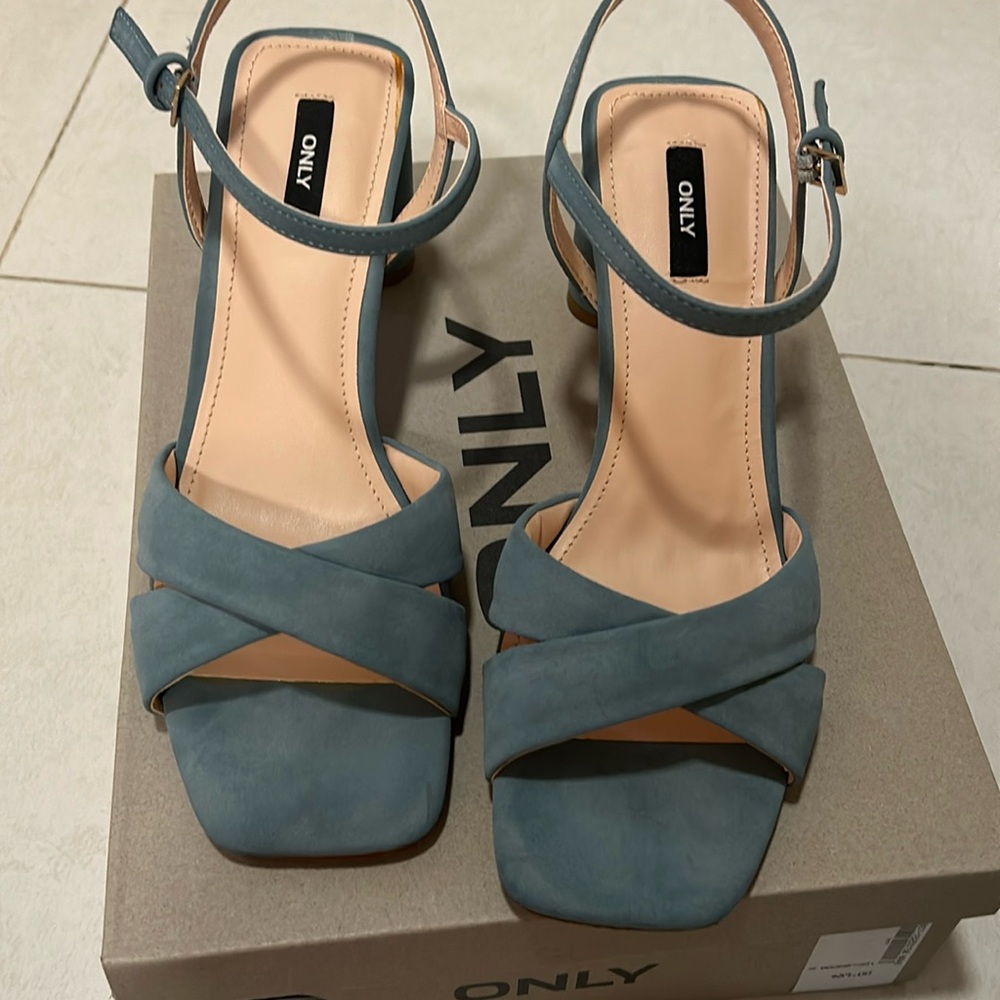 Only faux suede sandals.  3”
